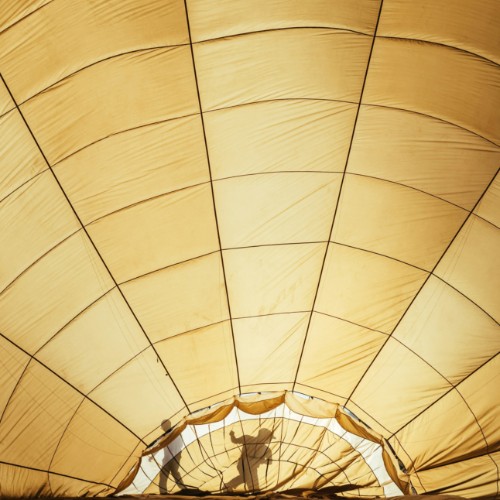 подготовка воздушного шара к взлету